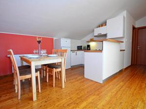 Kuchyňa alebo kuchynka v ubytovaní Apartment Cvita-2 by Interhome