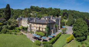 - une vue aérienne sur une demeure de caractère avec une cour dans l'établissement Best Western Limpley Stoke Hotel, à Bath