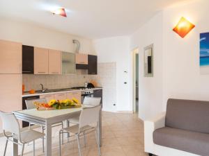 een keuken en eetkamer met een tafel en stoelen bij Apartment Riva Mare by Interhome in Riva Ligure