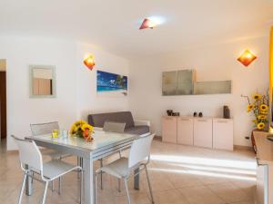 een keuken en eetkamer met een tafel en stoelen bij Apartment Riva Mare by Interhome in Riva Ligure