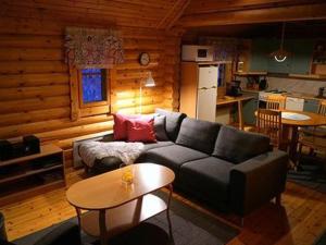 KinnulaにあるHoliday Home Metsä-pihlaja by Interhomeのリビングルーム(ソファ、テーブル付)