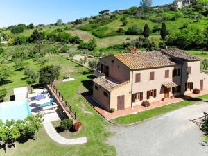 ヴォルテッラにあるHoliday Home Podere Santa Lucia by Interhomeのスイミングプール付きヴィラのイメージ