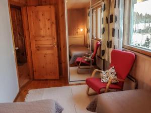 TorvoilaにあるHoliday Home Kalliohonka by Interhomeの赤い椅子2脚と鏡付きの部屋