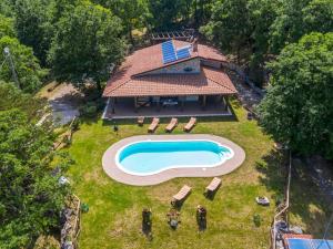 uma vista aérea de uma casa com piscina em Holiday Home Domus Incantada by Interhome em San Lupo