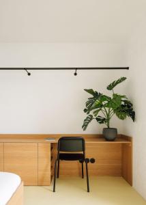 een bureau met een stoel en een potplant bij Boavista Apartment by Olala Homes in Cascais
