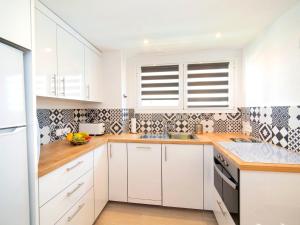 Kuchyňa alebo kuchynka v ubytovaní Apartment Penon de Ifach-1 by Interhome