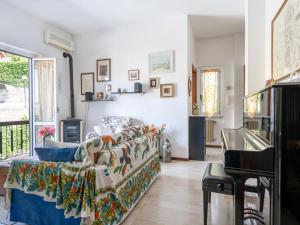 Gorleri的住宿－Apartment Degli Aranci - IMP385 by Interhome，带沙发和钢琴的客厅