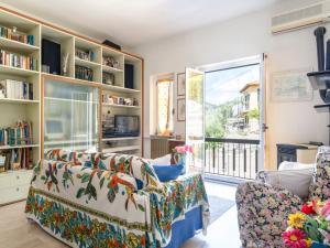 Gorleri的住宿－Apartment Degli Aranci - IMP385 by Interhome，带沙发和书架的客厅