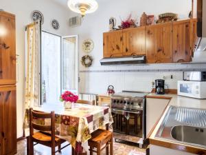 Gorleri的住宿－Apartment Degli Aranci - IMP385 by Interhome，厨房配有桌子和炉灶。 顶部烤箱