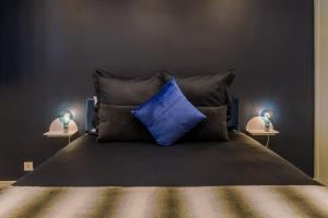 - une chambre avec un lit doté d'un oreiller bleu dans l'établissement My Pad Provence 2, à Avignon