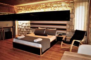Kosa boutique hotel في أنطاليا: غرفة نوم بسرير كبير وكرسي