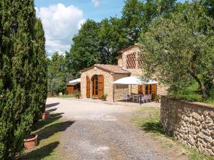 una casa de piedra con un camino que conduce a la entrada en Holiday Home Casolare Ser Chelino by Interhome, en Volterra