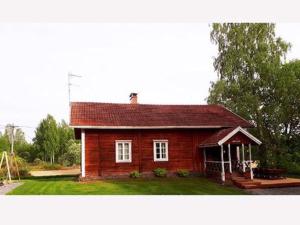 ein kleines rotes Haus mit rotem Dach in der Unterkunft Holiday Home Virtaan väentupa by Interhome in Nuoramoinen