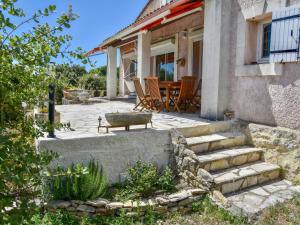 une terrasse avec des chaises et un banc sur une maison dans l'établissement Villa La Chênaie by Interhome, à Saumane-de-Vaucluse