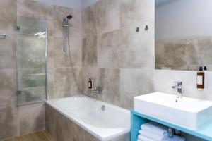 W łazience znajduje się wanna, umywalka i prysznic. w obiekcie Hotel 107 w mieście Rumia +37 zdjęć
