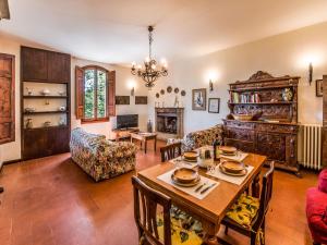 una sala de estar con una mesa y un sofá en Holiday Home Caiano by Interhome, en Cavriglia