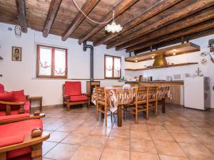 San Giovanni al NatisoneにあるHoliday Home Al Rustico by Interhomeのテーブルと椅子付きの広いダイニングルーム