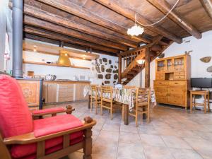 San Giovanni al NatisoneにあるHoliday Home Al Rustico by Interhomeのキッチン、ダイニングルーム(テーブル、椅子付)