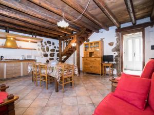 cocina y comedor con mesa y sillas en Holiday Home Al Rustico by Interhome, en San Giovanni al Natisone