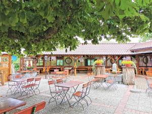 - un ensemble de tables et de chaises sur une terrasse dans l'établissement Zur Mühle, à Bad Birnbach