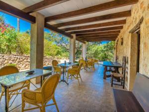 eine Terrasse mit Tischen und Stühlen in einem Restaurant in der Unterkunft Holiday Home Varitx Paradise by Interhome in Pollença