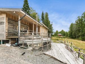 une maison en bois avec une terrasse couverte et une terrasse en bois dans l'établissement Holiday Home Koivu by Interhome, à Sonkajärvi