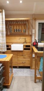 una cocina con fregadero y armarios de madera en Riverside Cabin in Shropshire, en Oswestry