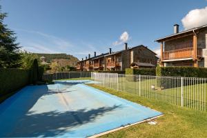 a swimming pool in the yard of a house at Casa con encanto en la Cerdaña Francesa in Estavar