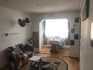 ein Wohnzimmer mit einem Sofa und einem Tisch in der Unterkunft family studio cluj-napoca in Cluj-Napoca