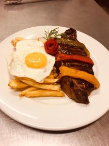 Comida no hotel ou em algum lugar perto