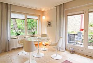 una sala da pranzo con tavolo, sedie e finestra di Haus Gorch Fock Strasse a Westerland