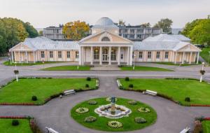 a building with a fountain in the middle of a courtyard at Hedon Spa & Hotel in Pärnu