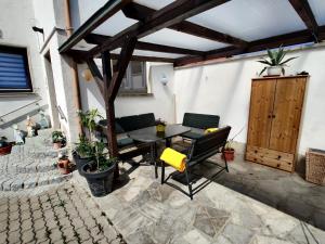 eine Terrasse mit einem Tisch und Stühlen auf einer Terrasse in der Unterkunft Gästehaus 24 in Grettstadt