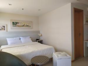Tempat tidur dalam kamar di Cobertura com vista para o mar.