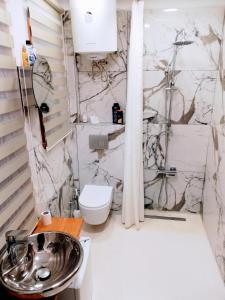 een badkamer met een wastafel en een toilet bij No 1 House By Valence in Istanbul