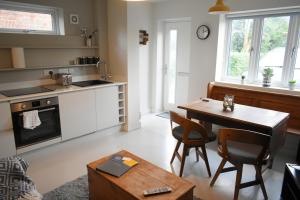 ein Wohnzimmer mit einem Tisch und einer Küche in der Unterkunft University Walk in Loughborough