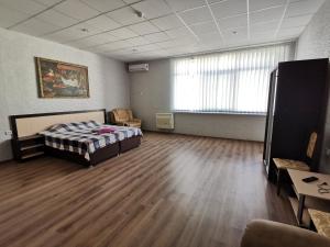 een grote kamer met een bed en een groot raam bij Premium Hotel in Izmail