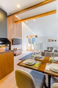 eine Küche und ein Wohnzimmer mit einem Tisch und Stühlen in der Unterkunft Apartman Maria - Krila Zlatibora in Zlatibor