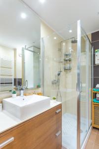 ein Badezimmer mit einem weißen Waschbecken und einer Dusche in der Unterkunft Apartman Maria - Krila Zlatibora in Zlatibor