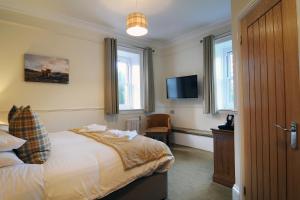Een bed of bedden in een kamer bij Friars Carse Country House Hotel
