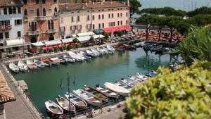 Udsigt til en flod der løber i nærheden af lejligheden