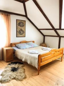 En eller flere senge i et værelse på Шале Карпатська Казка