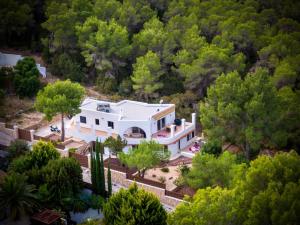 an overhead view of a white house with trees at Sunset Villa Cala Tarida & Cala Comte & Cala Bassa in Port des Torrent