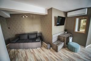 A television and/or entertainment centre at Vida Family Hotel