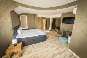 A bed or beds in a room at Vida Family Hotel