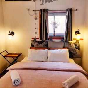 Een bed of bedden in een kamer bij Libi Bamidbar, Healing & Relaxation Resort in The Dead Sea