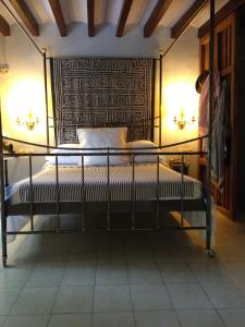 1 dormitorio con 1 cama con marco de metal en La Ventana en Ibiza