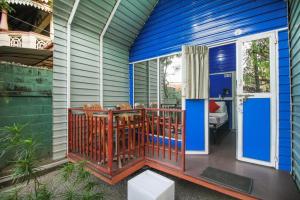 un porche de una casa con una terraza con sillas en Airport A4 Transit Hub - Eco Chalets, en Katunayake