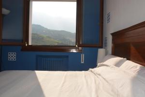 Postel nebo postele na pokoji v ubytování Superviews, parking 24h vigilado incluido y Netflix en habitación independiente con baño privado en apartamento particular, Français&English
