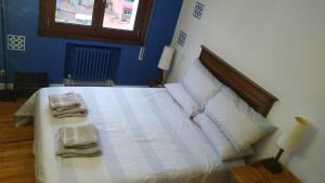 Posezení v ubytování Superviews, parking 24h vigilado incluido y Netflix en habitación independiente con baño privado en apartamento particular, Français&English